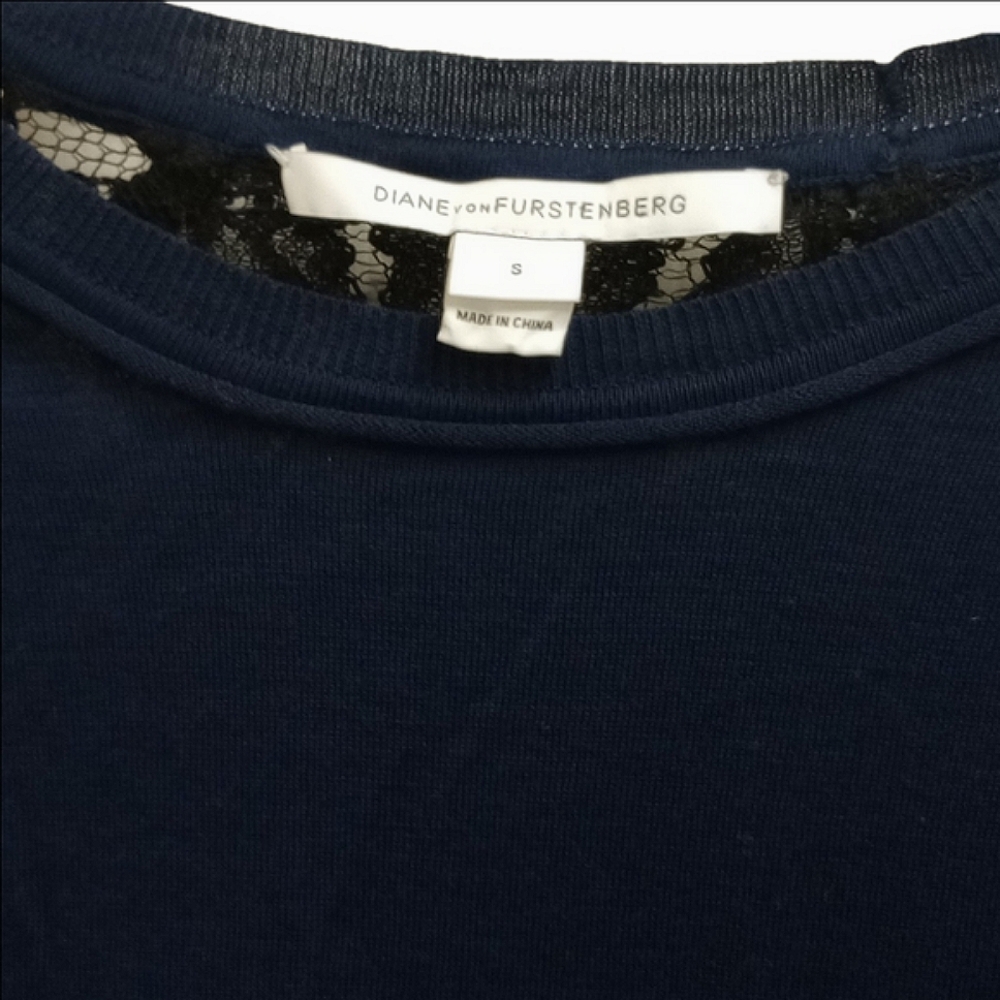 🆕 DIANE VON FURSTENBERG NAVY LONG SLEEVE SWEATER WITH BLACK LACE SLEEVES - Picture 4 of 13